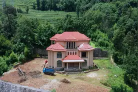 云南农村一人家乡下花百万建房，因选址错误直接丢弃荒废，可惜了视频封面