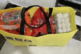 打赏200元给骑行27公里的外卖员 女子遭网曝后坠楼 警方：已身亡视频封面