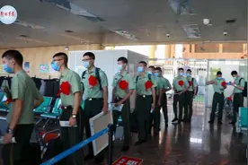 暖心！百余名退伍老兵乘专机返乡视频封面