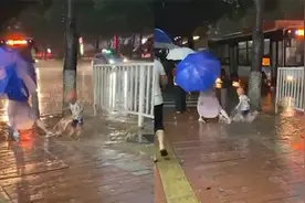 玩嗨了！萌娃雨中踩水坑玩，妈妈一旁奋力陪玩，网友：绝对的亲妈视频封面