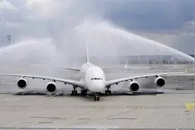 阿联酋航空 空中客车A380的全新高级经济舱-我们所有人的超豪华视频封面