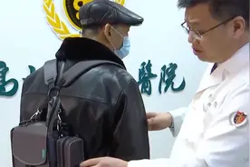 山东首例人工心脏植入男子出院：背6块电池，每天需充电视频封面