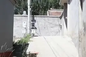 村民不满道，他这斜坡是严重挤占街道，该立即拆除丨向前一步视频封面