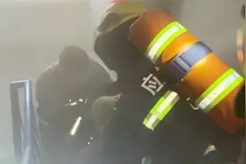 浓烟中消防员二次重回火场将呼吸面罩让给老人：冒险是值得的！视频封面