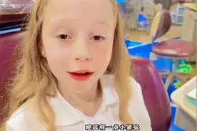 小女孩的牙齿不整齐,给她矫正牙齿,戴上牙套保护牙齿视频封面