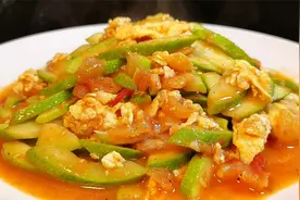西葫芦和西红柿是绝配，加2个鸡蛋，简单一炒，上桌连汤汁都不剩
