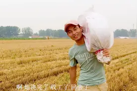 农村小伙给玉米地浇地，用新式布水管灌溉，三小时浇两亩地，真快