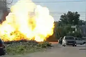 实拍：SUV行驶中自燃，在加油站出口突然爆炸 司机及时逃离视频封面