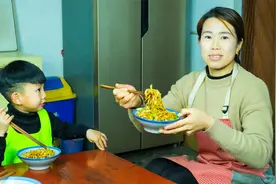 小勇做山西特色炒饼，拿白菜肉丝青椒一炒，太入味了一大碗没吃够视频封面