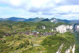 实拍湖南湘西悬崖村，至今还生活着180个人，犹如人间仙境视频封面