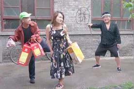 小两口空手回娘家蹭吃蹭喝，最后还把娘家的礼品一扫而空，太逗了视频封面