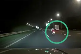 快到看不清车牌！高速上摩托车“飞”过吓呆一旁轿车司机视频封面