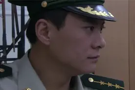 绝密押运：武警坐火车执行任务，乘警检查持枪证，一看武器吓坏了
