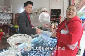 苗族漂亮的银头饰，过年了都要洗一次，洗一套要70块钱视频封面