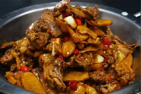 老姜炒鸡怎么做才好吃，湘菜大厨教你方法，出锅时香辣美味又下饭视频封面