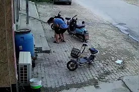 孩子被卡家长误以为发烧 被男子发现及时用海姆立克急救法救命视频封面