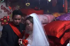 贵州农村一帅哥结婚，背着新娘刚到家，兄弟们就来闹洞房了视频封面