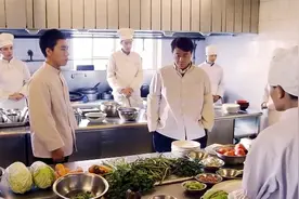 四合院：厨子仗着是主厨摔碗，不料董事长一出马，立马乖乖认怂视频封面