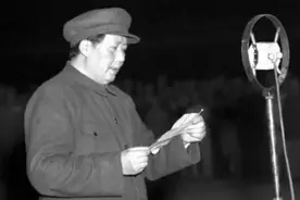 毛主席向人民英雄致哀，宣读纪念碑碑文，现场照片被拍下视频封面