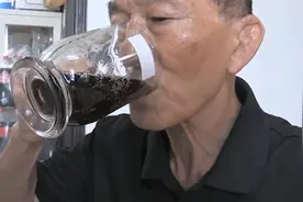 大爷以可乐代替水，40年喝了15000瓶，身体还不错视频封面