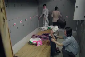 姥姥的饺子馆：以为小孩是个姑娘，带他到女澡堂，脱衣服时尴尬了视频封面