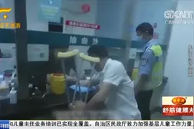 不要命？男子深夜醉驾被查，下车时脚上打石膏，走路还得靠拐杖视频封面