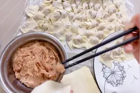开了30年云吞店的阿姨教我这样调肉馅，简单易学，味道鲜美