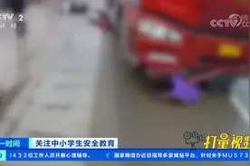 痛心！14岁少年驾驶电动摩托车与大货车相撞，当场死亡|第一时间视频封面