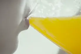 女孩喝下粉丝送的橙汁后昏迷，等她醒来，发现手机多了段视频视频封面