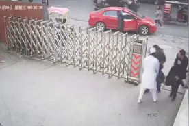 陌生女子突发癫痫命悬一线 巧遇这名护士出手相救 抢回一条命！视频封面
