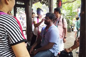 外国人到成都尝试采耳，一脸严肃不敢乱动，既舒服又担心很好玩视频封面
