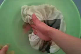 白衣服发黄有污渍洗不掉？教你实用方法，顽固污渍通通去除，快学视频封面