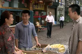 鹰巢：小伙子热心肠，帮助阿姨干活，社会好青年视频封面