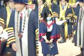 有骨气！港理工校长拒绝与戴口罩毕业生握手视频封面