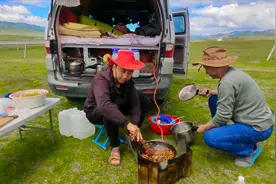 河南小夫妻穷游中国，一家六口在大草原上做饭吃，这感觉太棒了视频封面