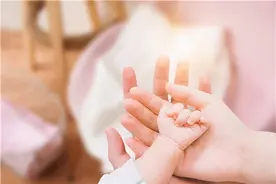 重庆一公司重金鼓励员工生三胎：女性奖3万，男性奖1万，产假1年视频封面
