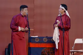 自由女神像一手举火把一手抱书，老郭解释：停电了也要读书视频封面
