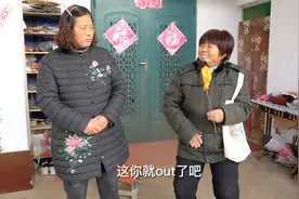 农村姐妹俩在家演小品，好妮扮演男生去相亲，大家看看演的像不像视频封面