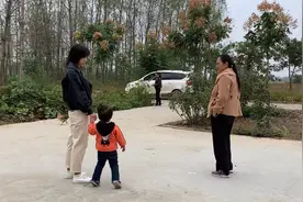 奶粉店老板上门推销奶粉，2岁宝宝啥反应？这是要断奶的节奏！视频封面