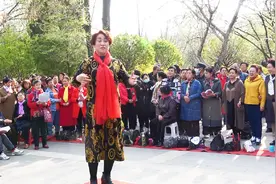 太原市战友合唱团迎泽公园深情演唱，山西民歌《一壶老酒》