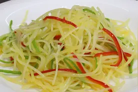 烹饪名师为你分享土豆丝的正确做法，脆嫩爽口，千万别再炒错了视频封面