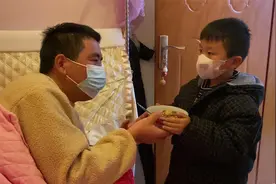 父亲变阳第7天卧床不起，5岁儿子悉心照顾，孩子懂事的让人心疼视频封面