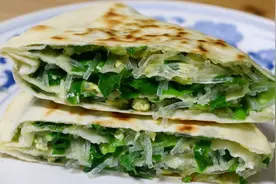 做多层鸡蛋粉丝韭菜盒子，皮薄酥脆味道鲜美，家人吃的停不下视频封面