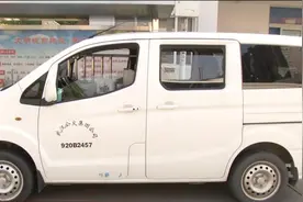 武汉街头现“迷你公交车”  打通出行“最后一公里”视频封面