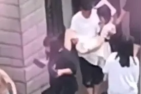 高校男生女寝楼下公主抱女友蹚积水，拍摄者：非常羡慕视频封面