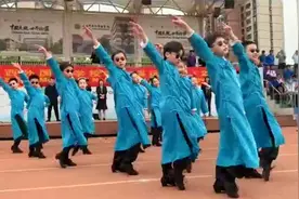 可爱还酷！南京一小学学生穿蓝马褂热舞，同学：比看演唱会还激动视频封面