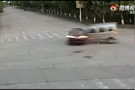 路口两个司机都不减速，安全带系不系的差距就出来了视频封面