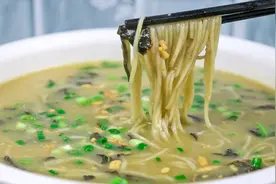 芝麻叶绿豆面怎样做好吃？大厨分享小技巧，汤浓面香，喝着真过瘾视频封面