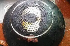 不用一滴洗涤剂，巧除锅底顽固黑垢，还你一口新锅，方法简单实用视频封面