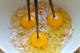 虾皮最好吃的做法，不用煎不用炸，加3个鸡蛋，孩子三天两头要吃视频封面